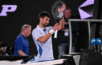 Novak Djokovic de Serbia aplaude a Dino Prizmic de Croacia después de ganar su partido individual masculino en el primer día del torneo de tenis Abierto de Australia en Melbourne el 14 de enero de 2024.