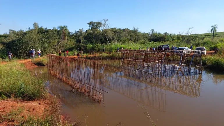 Estado de abandono en el que quedó la construcción del puente sobre el arroyo Guazú en la colonia Carro Cue del distrito de Curuguaty.