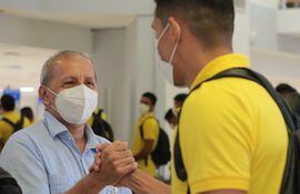 Juan Alberto Acosta (i), presidente de Guaraní, despidió al plantel en el aeropuerto Silvio Pettirossi.