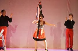 letizia-medina-imita-a-una-bailarina-de-danza-paraguaya-en-una-escena-de-como-evitar-enamorarse-de-un-boludo-el-unipersonal-que-se-presenta-en-la-191959000000-1355523.jpg
