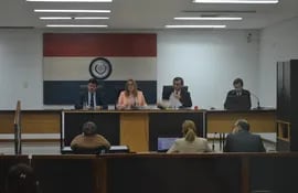 El Tribunal de Sentencia integrado por los magistrados Dora Maciel, presidenta, Crispulo Figueredo (i) y Víctor Joel Paredes (d) encontró culpable a padrastro que abusó de dos niñas.