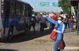 pasajeros esperando colectivo bus micro transporte público regulada loma pyta