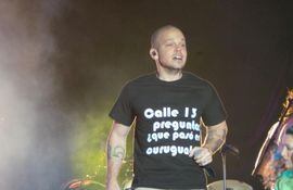 "Calle 13 pregunta: ¿Qué pasó en Curuguaty?" decía el logo de la remera con la que Residente, uno de los miembros del conjunto, salió al escenario del Club Sport Colombia, en el 2014.