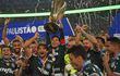 Gustavo Gómez, capitán del Palmeiras, levanta el trofeo del Campeonato Paulista 2022, rodeado de sus compañeros.