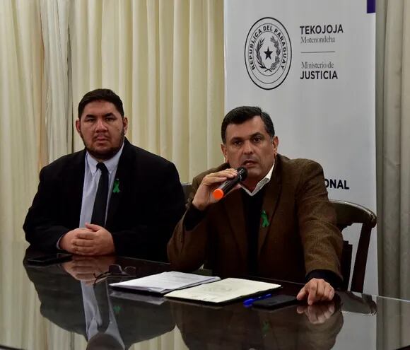 Alberto Daniel Benítez Romero (izquierda) y ministro de Justicia Édgar Gustavo Olmedo Silva