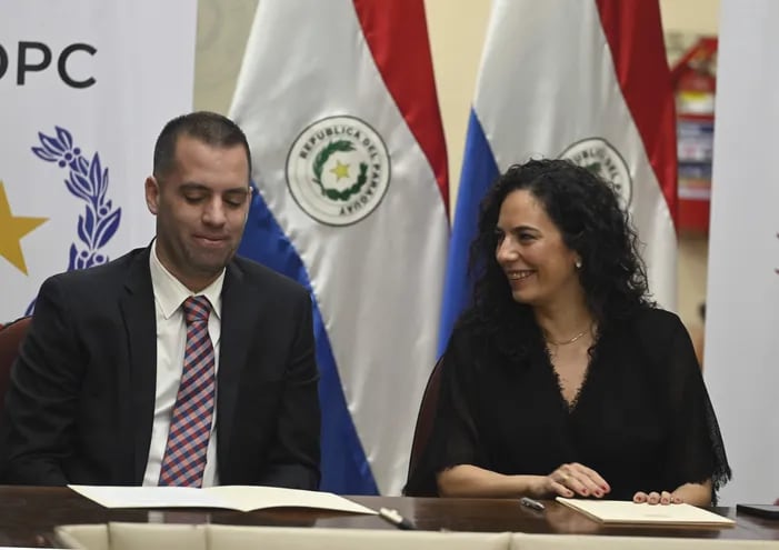 Aníbal Corina, gerente de Bancard y la ministra del MOPC, Claudia Centurión, firmaron un convenio de cooperación.