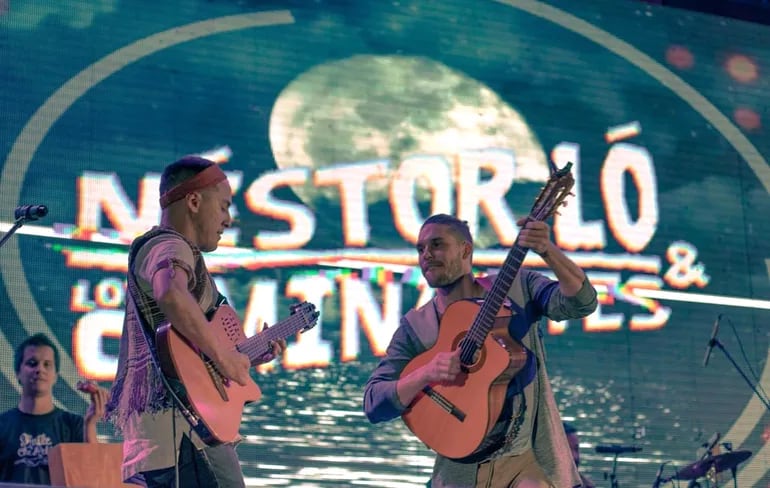 La música folclórica y otros ritmos sonarán de la mano de Néstor Ló y Edu Martínez, en el escenario de la Plaza de la Democracia.