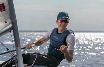 Sebastián Leri Petersen (19 años) navega en su velero de  la clase ILCA 6 y 7, el paraguayo se muestra confiado para competir en Odesur.