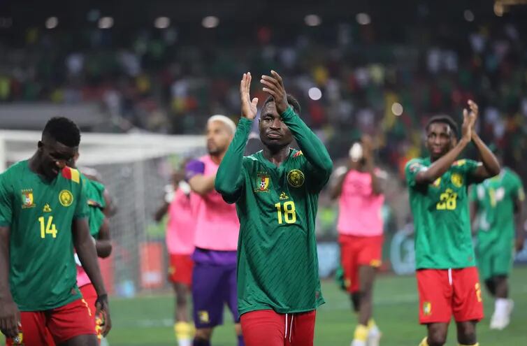 Martin Hongla, jugador de Camerún, aplaude después de la victoria y clasificación a las semifinales de la Copa África 2021.