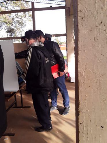 Fidel Mareco Báez, delegado electoral del TEP, votando por los electores.