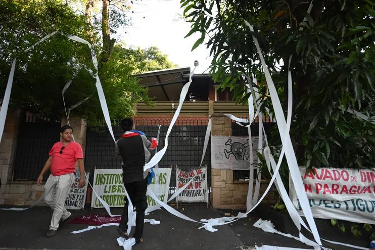 Manifestantes muestran repudio ante los hechos de corrupción que salpican al ministro de la Corte Antonio Fretes y su familia