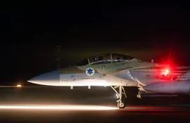 Fotografía publicada por el ejército israelí el 14 de abril de 2024, que muestra un avión de combate de la Fuerza Aérea de Israel en un lugar no revelado, supuestamente después de una misión para interceptar amenazas aéreas entrantes. El portavoz militar de Israel dijo que "el 99 por ciento" de las "300 amenazas" lanzadas por Irán fueron interceptadas.