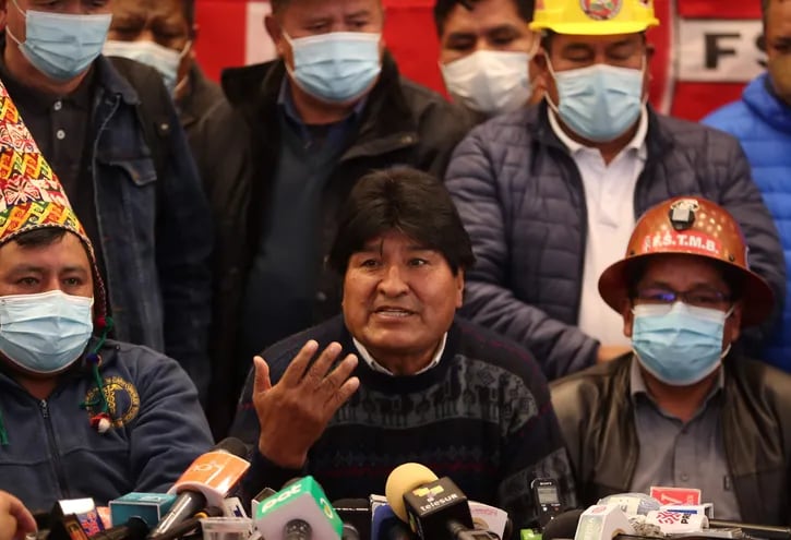 El presidente del Movimiento al Socialismo (MAS) el exmandatario Evo Morales (c), junto a sectores obreros, campesinos e indígenas (Imagen referencial).