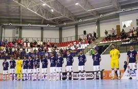 Los jugadores de la selección paraguaya de Futsal FIFA entonan el himno nacional en la previa de un partido frente a Chile en el COP Arena Óscar Harrison por la Copa América 2024 en Luque, Paraguay.