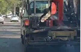 Vehículo de la PMT de Asunción lanzando mucho humo desde su caño de escape. (captura de video).