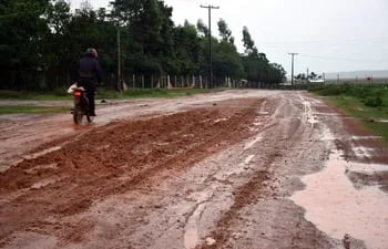 Una de las zonas criticas del tramo Caazapá-Tajy-Vizcaino Cue-Colonia Cosme del distrito de Caazapá que piden para asfaltar.