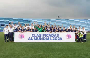La fotografía grupal de las jugadores, cuerpo técnico y staff de la selección paraguaya después de empatar con Perú y lograr la clasificación al Mundial Femenino Sub 20 Colombia 2024.