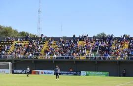 Un buen número de aficionados estuvo presente el domingo en el partido entre Santaní y San Lorenzo.