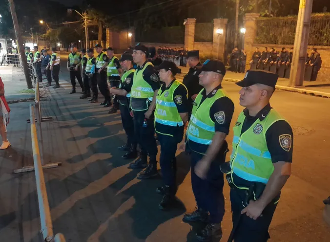 Policías custodian la casa del expresidente Horacio Cartes tras protesta