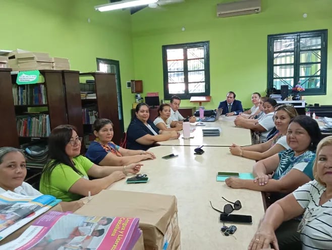 Esta tarde se reunieron representantes del Sinadi con directores de escuelas y colegios públicos de San Lorenzo.
