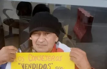 Don Remigio Iglesias Ortellado (59), encadenado frente al Ministerio del Trabajo.