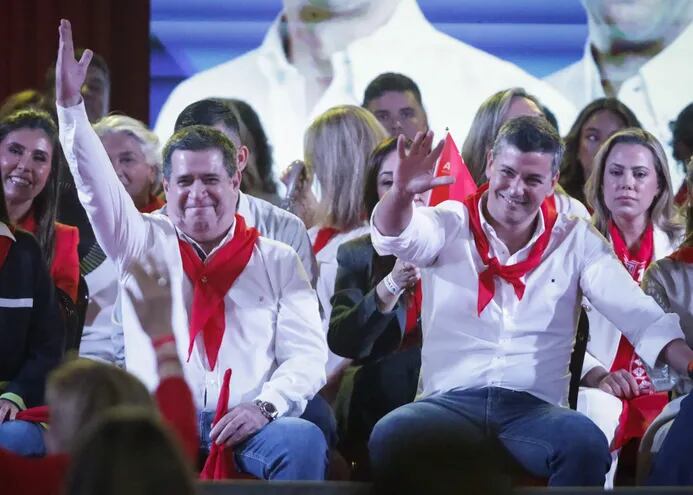El exmandatario y presidente del gobernante Partido Colorado, Horacio Cartes (i) y el candidato presidencial oficialista Santiago Peña.