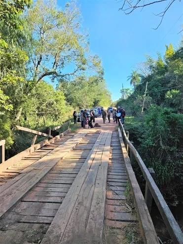 Piden reparar puente de madera que colapsó en Ybytymí.