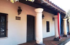 El museo San Rafael está ubicado sobre la calle Francisco Caballero Álvarez entre Defensores del Chaco y teniente Esteban Martínez, al costado del templo parroquial.