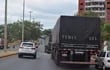 Hasta 900 camiones de gran porte cruzan semanalmente el puente internacional “San Roque González de Santa Cruz”, que une esta ciudad con la vecina Posadas (Argentina).  El intenso tráfico copa las principales avenidas de acceso al centro de fronteras, como se observa en este sector de la avenida Irrazábal.