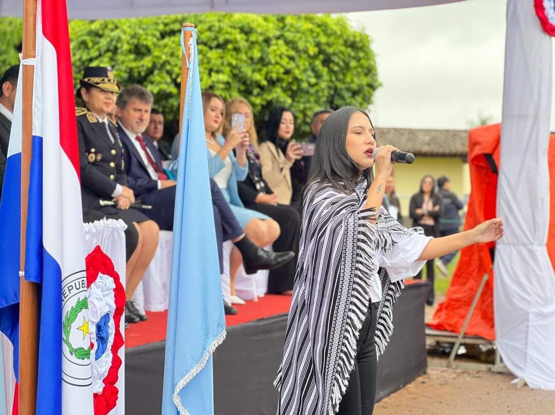 Chabely Fretes fue ovacionada por el público durante el acto de festejos por el aniversaro de Isla Pucú.