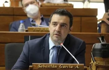 Sebastián García, líder de la bancada del Partido Patria Querida (PPQ) en la Cámara de Diputados. Cuestiona al presidente Mario Abdo Benítez.