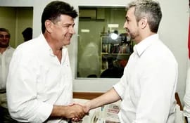 Efraín Alegre saluda a Mario Abdo Benítez en una fotografía de archivo cuando se enfrentaron en las elecciones presidenciales del 2018.