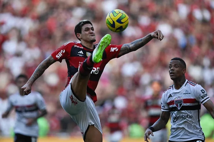 Pedro, delantero del Flamengo, intenta controlar el balón ante la presencia de Caio Paulista, jugador del Sao Paulo, durante el partido disputado ayer en el estadio Maracaná por la final ida de la Copa do Brasil y que fue ganada por el equipo paulista.