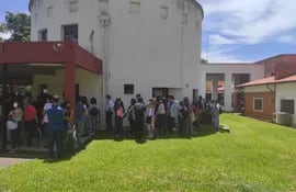 Becarios de la Universidad Nacional de Asunción protestan en sede del Rectorado por un recorte de monto que se les acredita, que denuncian que no fue informado.