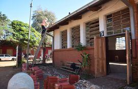 Trabajo de reparación del techo del Colegio Nacional Defensores del Chaco de San Juan Nepomuceno.