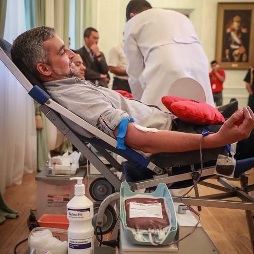 El presidente de la República, Mario Abdo Benítez (Marito) dona sangre en pleno Palacio de López.