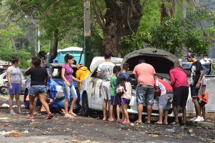 Adultos, adolescentes y niños se sumaron a la rapiña de los autos vandalizados en las protestas contra la ley que aumenta las penas por la invasión de propiedades.