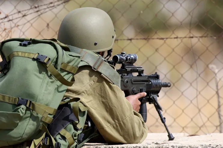 Un soldado israelí custodia la frontera de su país. La Policía de Israel mostró cómo rescatan a sus soldados rehenes de las milicias de Hamás.  (AFP)