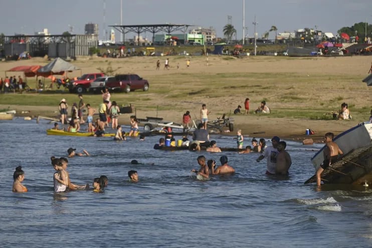 El fin de semana numerosas personas fueron hasta la costanera de Asunción, estacionaron sus rodados y se metieron al agua.