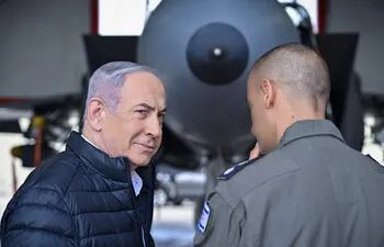 El primer ministro israelí, Benjamín Netanyahu, visita la base aérea de Tel Nof, este jueves en Rehovot (Israel), donde ha asegurado que no dudarán en "golpear" a aquellos que quieran atacar a Israel, en alusión a las amenazas en represalia lanzadas por Irán desde la muerte el 1 de abril de siete guardias revolucionarios en un ataque contra su consulado en Damasco.