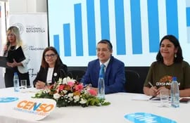 Norma Medina; el titular del INE, Iván Ojeda; y Nélida Otazú, en la habilitación del centro de prensa del censo, el viérnes último.