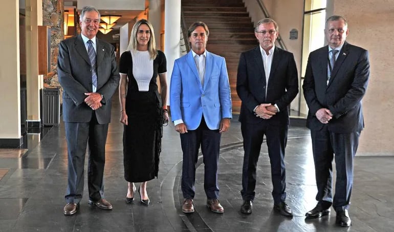 En el centro, el presidente de Uruguay, Luis Lacalle Pou, con ministros de Agricultura y Ganadería de la región, en la reunión del Consejo Agropecuario del Sur (CAS), este jueves en Colonia.