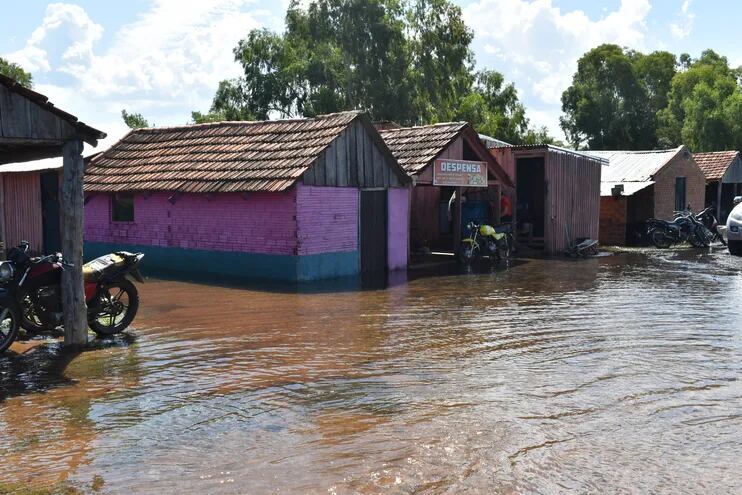 Inundación en zonas de Ayolas, departamento de Misiones.