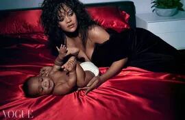 La orgullosa mamá Rihanna junto a su dulce bebé posando para British Vogue.