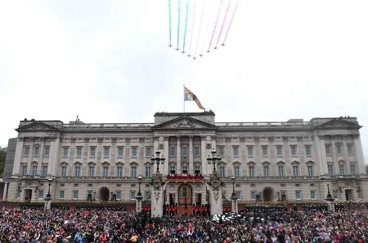 Los recién coronados reyes Carlos III y Camila , así como otros miembros de la familia real, en el balcón del palacio de Buckingham durante la exhibición del equipo acrobático de la fuerza aérea, las flechas rojas, que sobrevuelan tras la ceremonia de coronación.