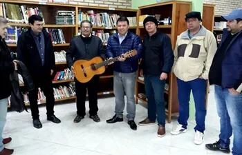 julio-aristides-brizuela-entrega-su-guitarra-para-la-casa-de-la-cultura--205756000000-1732705.jpg