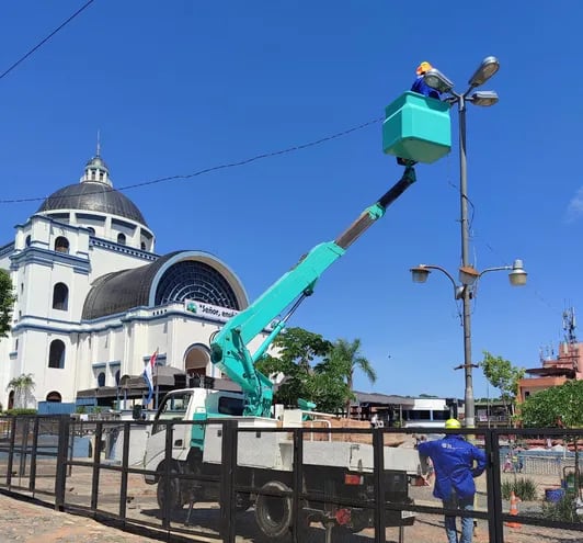 Refuerzan trabajos de iluminación y mantenimiento en la Basílica de Caacupé