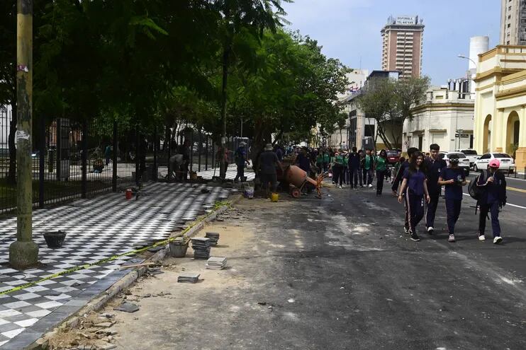 Estudiantes de visita caminan por las calles, porque las veredas en zona del Congreso Nacional no se han terminado de arreglar.