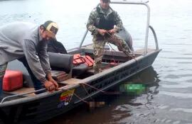Momento en que los militares hallan el cuerpo del pescador desaparecido.