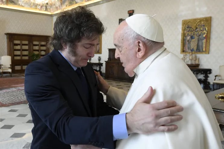 El papa Francisco y el presidente argentino, Javier Milei durante su encuentro privado en el Vaticano de una hora de duración y donde Milei le regaló alfajores de dulce de leche y galletitas de limón.